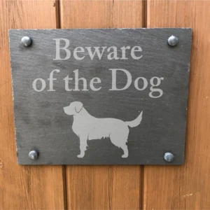 A sign that says beware of the dog